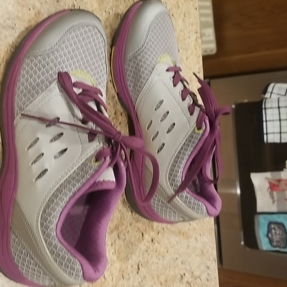 Vionic tennis shoes